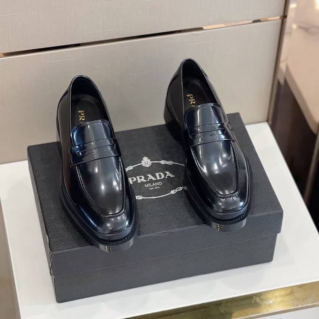 Prada 普拉达 P: Size：38-44 45可定做 新款德比鞋，造型简约时尚，尽显商务风范，原单级牛货，选用意大利进口牛皮，头层水染小牛皮内里，提供舒适